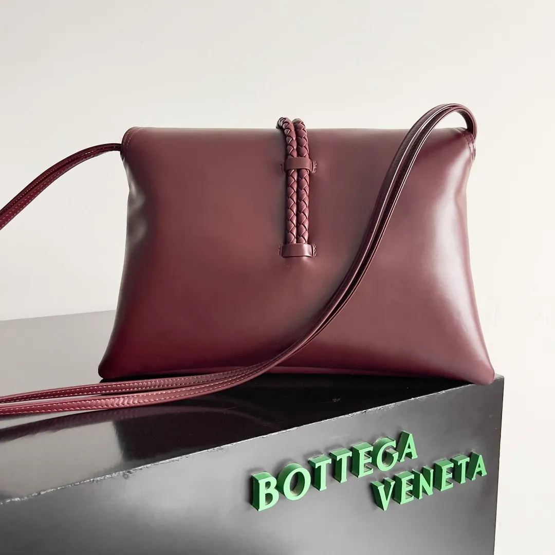 Batch 1680 Inspired by the 1970s, the Bottega Veneta women's logo shoulder bag has a smooth leather surface that brings a clean and handsome feel, just like the neatness and tenacity of a working woman. The front buckle has a high-quality hardware pendant body, and the overall retro elegance. The excellent leather feels soft. This Bottega Veneta series can be described as beautiful, weakening the complexity of the outfit, not competing for it, and only using the best quality to interpret itself. Style number: 806034 (large size) Size: 30*20*8cm
